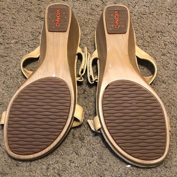 Vionic Orthaheel ‘Maggie’ Tan Studded Patent Leather Wedge Slide Sandals Size 7 - Picture 3 of 3